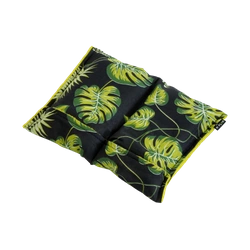 Podwójny materac chłodzący w liście na czarnym tle