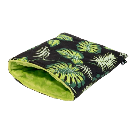 Norka śpiworek w liście na czarnym tle